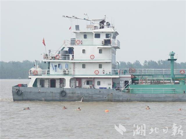 险！他们游入长江主航道，与航行油船最近距离不足20米