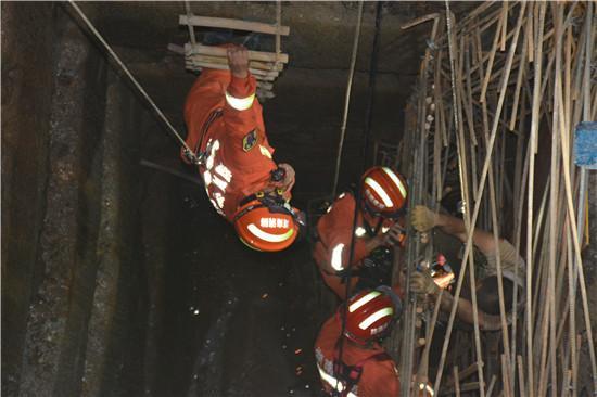 消防紧急救援！怀化工人坠入24米深井，钢筋穿进胸腔