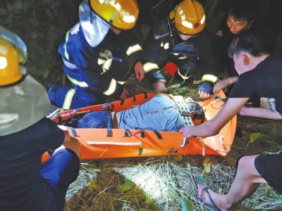 男子深夜抓知了坠10米深排水沟消防成功营救