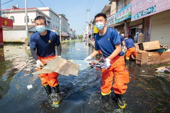 洪水退去他们仍在�！上海消防援皖队伍投入清淤消杀 助村民回迁