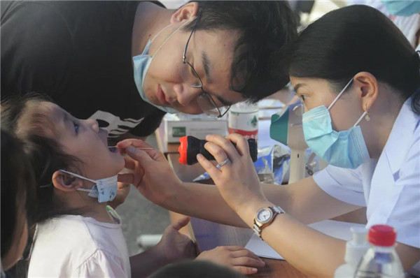 四川省军区政治工作局联合成都市妇女儿童中心医院开展义诊活动