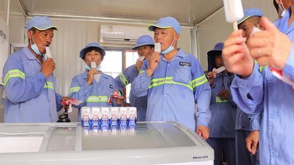 致敬高温下的城市建设者！上海新增60个公益补给站，棒冰、酸奶都有