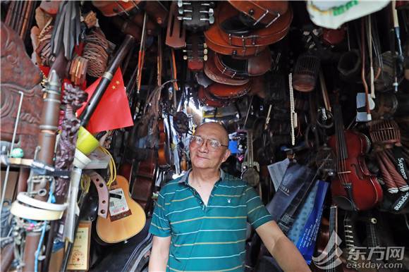 上海乐器修理铺走红国外旅行“小红书” 开店爷叔是位人生开挂的老克勒