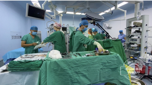 滚动报道：“母亲割肝救女”手术将持续12-16个小时 这场移植手术为东北三省首次