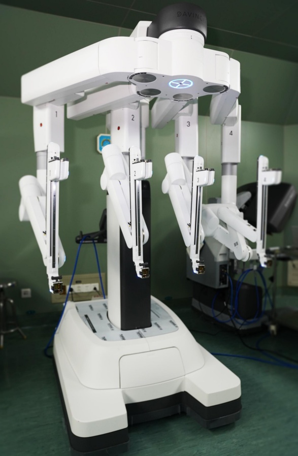 “机器人医生”入职 第四代达芬奇手术机器人Xi系统有点炫