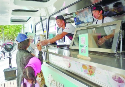 上海接头的流动餐车：有卷饼、饭团、粥等餐点，售价在7元-18元不等