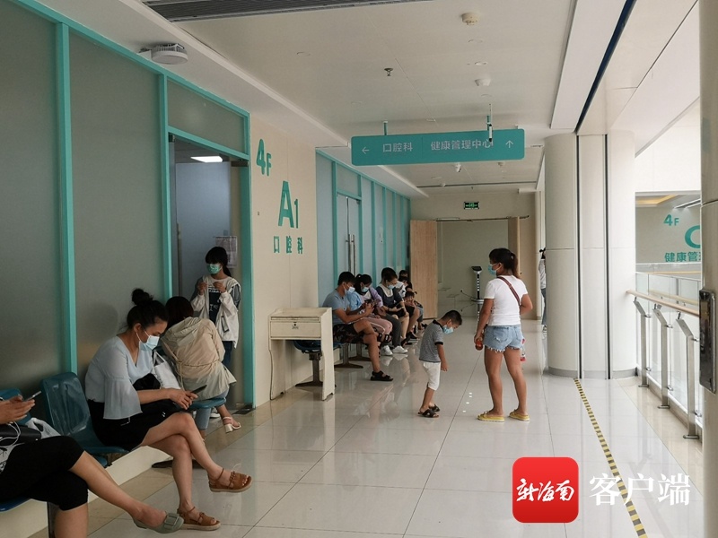 海南：暑期学生扎堆看牙 口腔医生加班诊治