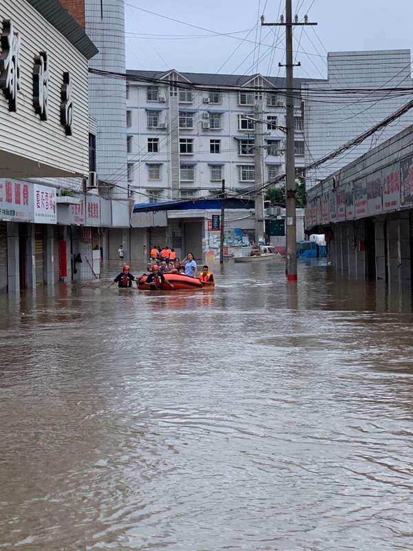 荣县长山镇遭遇洪水袭击 80米沙袋墙挡住洪水进街
