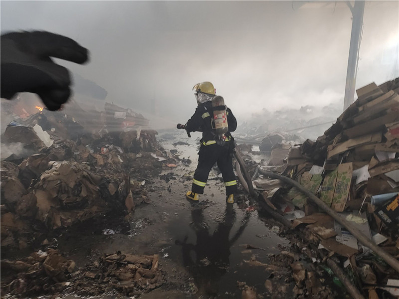 四川宜宾：暴雨夜包装厂突发大火 消防人员紧急救援