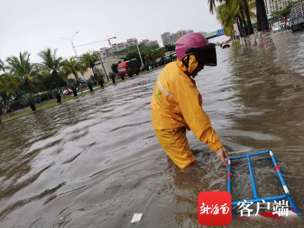 降雨量最大区域达104.4毫米！暴雨“袭城”致海口多路段积水，车辆无法通行