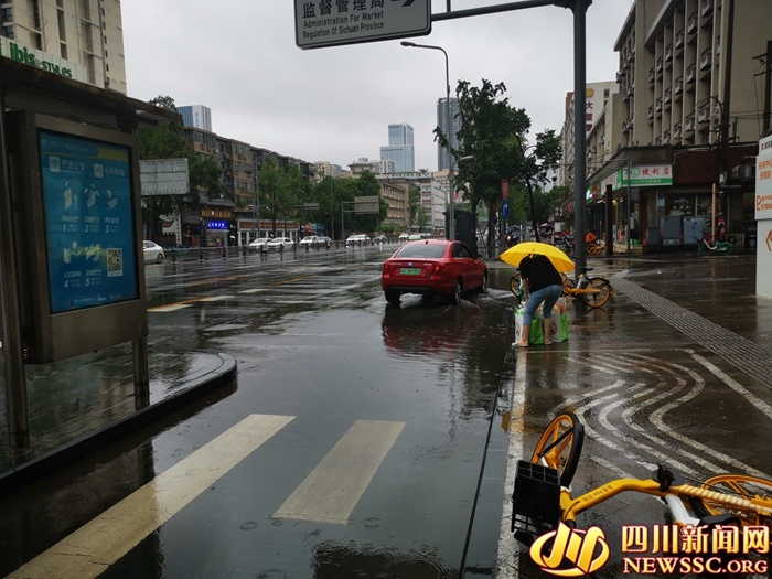 【图集】川网记者实地探访成都暴雨积水路段 交通正逐步恢复