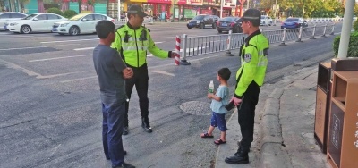 漯河男童迷路骑警助其回家  骑警车流中“百米冲刺”抱起男童