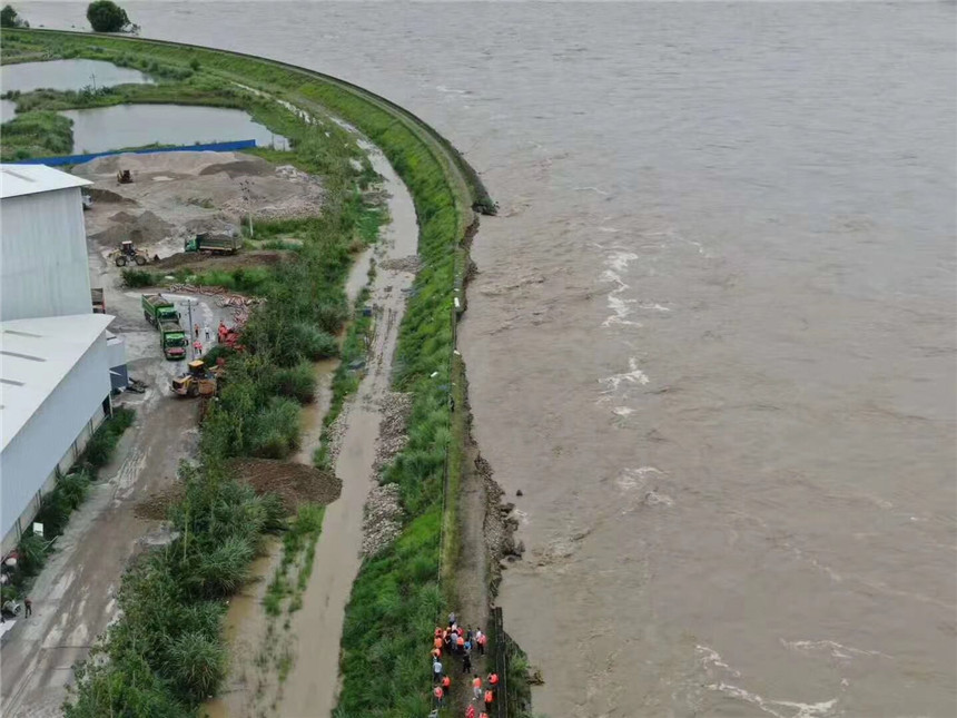 四川多地持续大暴雨 全省30条江河出现超警超保水位