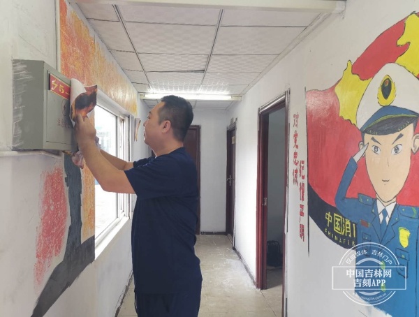 消防员手绘消防主题文化墙 让小型消防站里多了新色彩