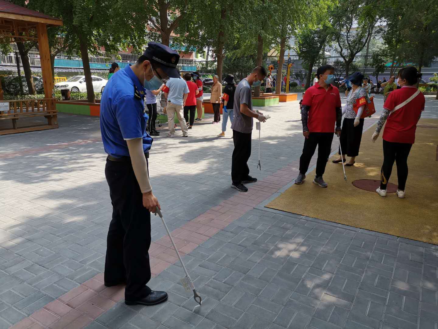 北京建外城管开展卫生大扫除 为文明添彩