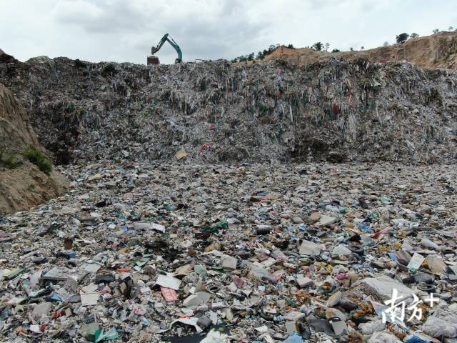 清远废弃石场填埋万吨垃圾追踪：政府已责令停工