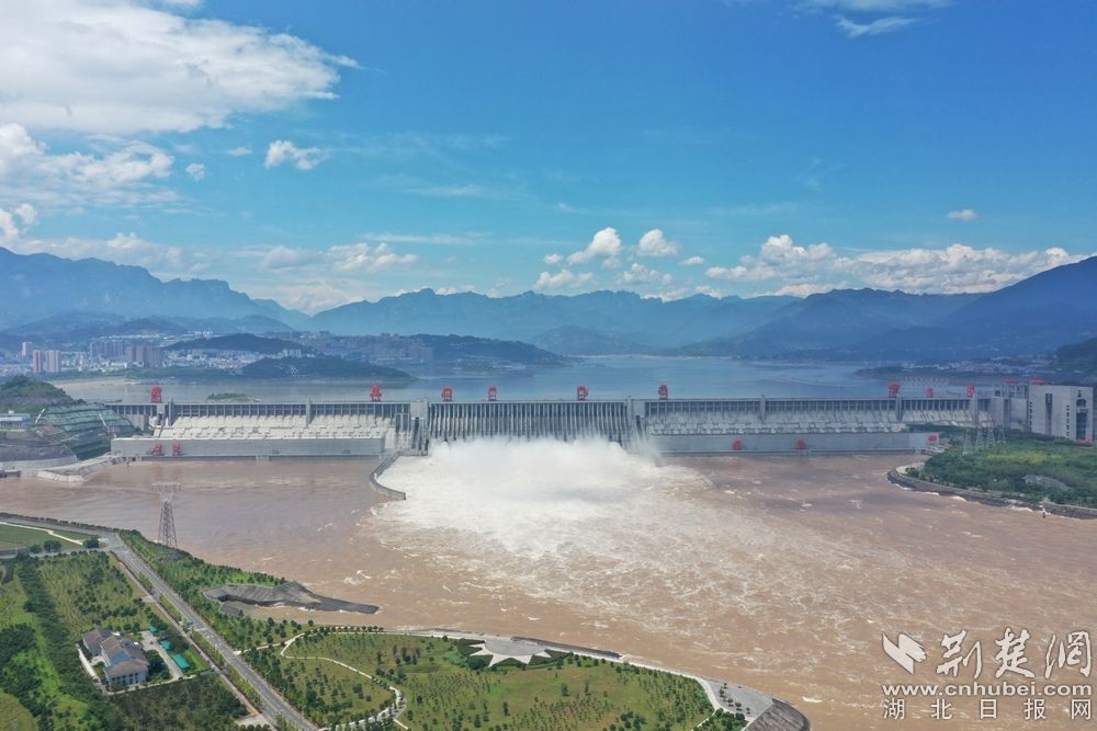 建库以来最大洪峰抵达三峡枢纽  长江三峡通航管理部门严阵以待确保平安度汛