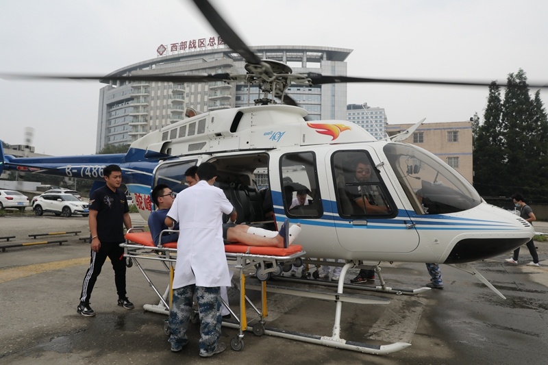 争分夺秒  西部战区总医院从平武用直升机转运伤员