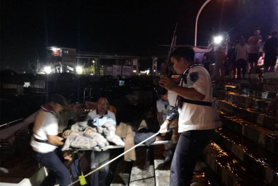阳江海洋执法人员深夜紧急出动 成功救助2名受伤船员