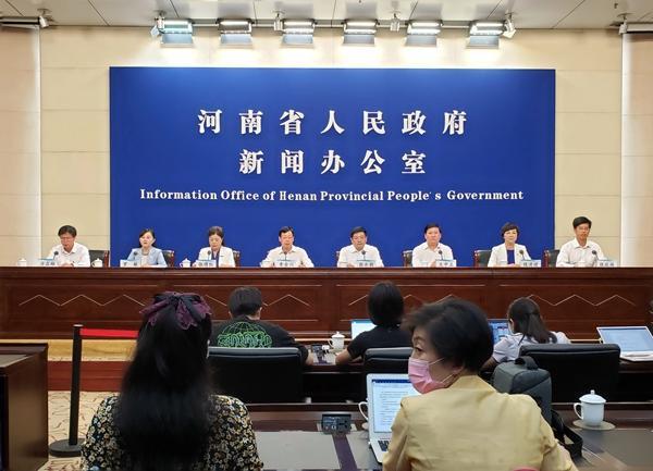 8月18日起，郑州市中小学、幼儿园师生员工原则上不离开郑州市域