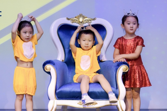 戴上王冠的萌娃  首届StageME儿童英语大赛两人折桂