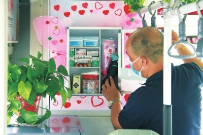 一个包裹引发的“爱心便民箱” “国际郑”与“国际庄”的爱心故事