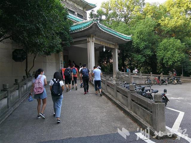 武汉大学9100名本科生返校补习