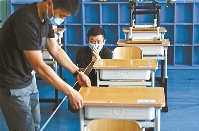 北京各中小学进行开学准备 各校应合理设计学生戴口罩强度和频度