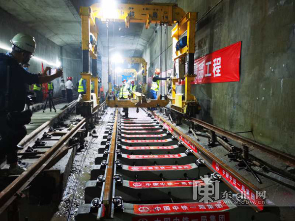 哈尔滨地铁2号线一期工程轨道铺设全线贯通