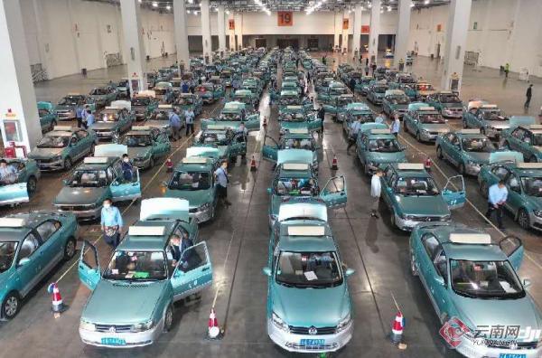 昆明市32家出租汽车企业的8000余辆进行年度审验