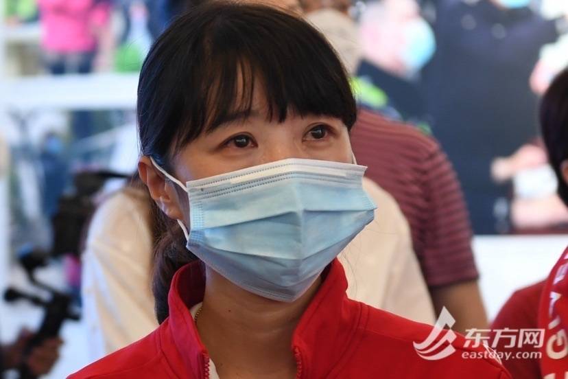 上海防控疫情主题展上 这名新党员再次热泪盈眶，原来她曾……