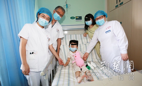 4岁男童患心脏病成功手术  医护为他在病房庆祝生日