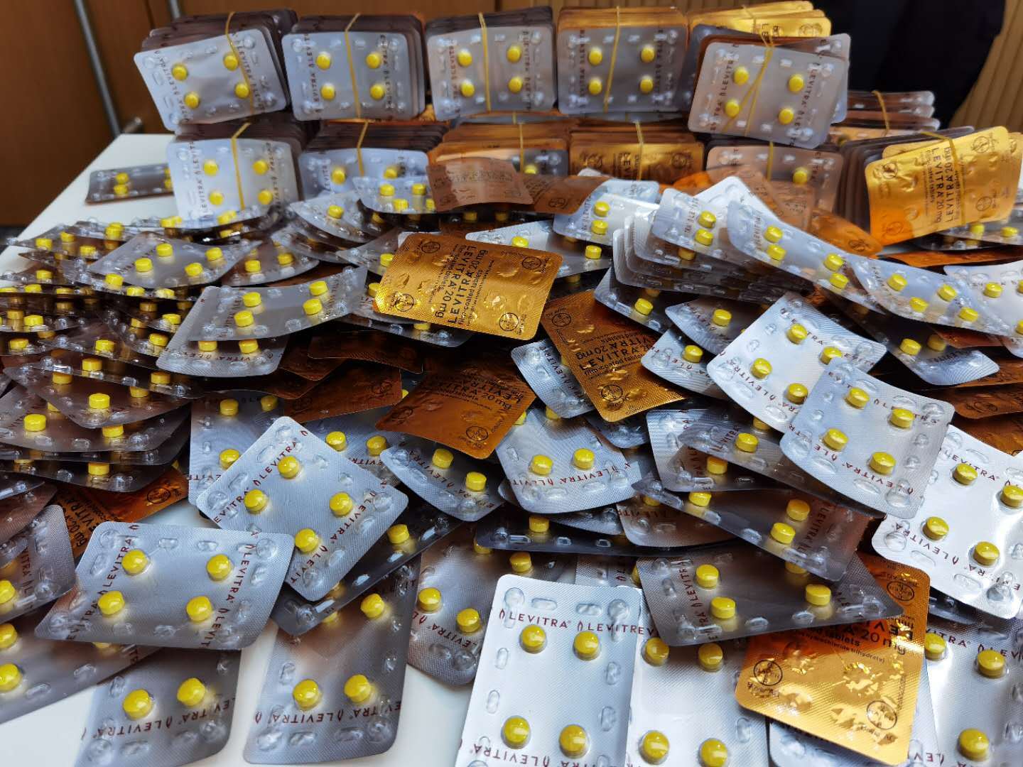 上海警方查获22万粒假冒性药  涉案2000余万元