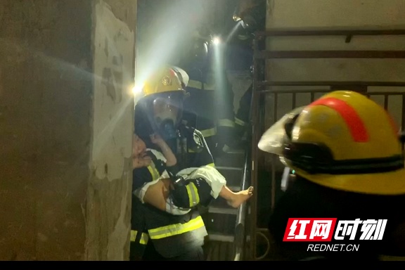 长沙一居民楼发生火灾四人被困，消防人员连夜暖心救援