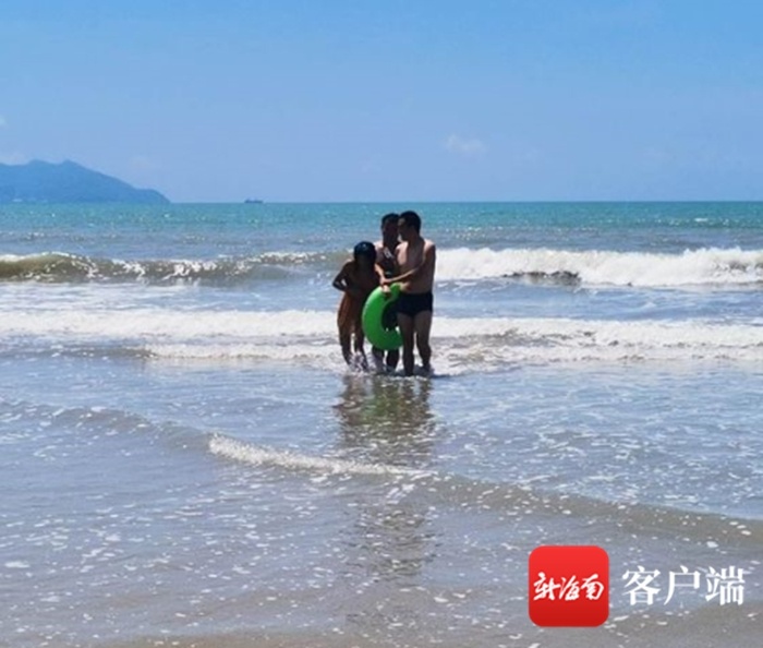 四川女游客在三亚湾溺水 幸好他们及时下水救人