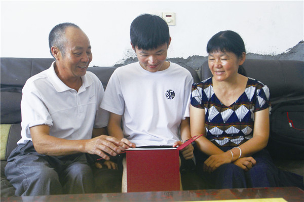 宁乡一中学子黄泽中以679分的优异成绩被北京大学录取