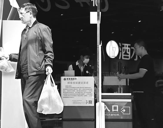 “限塑令”之下的大理丽江：超市提供环保袋 市民买菜依然爱用塑料袋