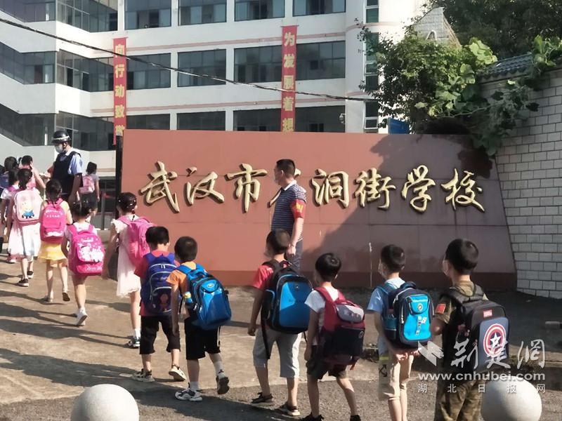 武汉百万中小学生复学复课在即 警方及时清理安全隐患