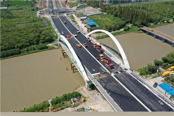 崇明建设公路改扩建 南横引河桥酷似蝴蝶点水
