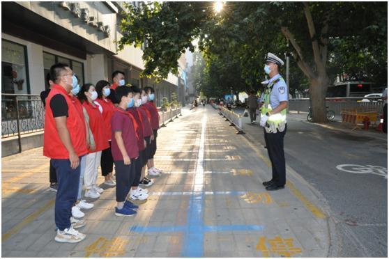 【开学第一天】郑州交警全员上岗 各中小学门口交通秩序井然