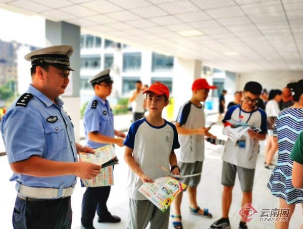 云南水富交警全力筑牢开学季交通安全防线