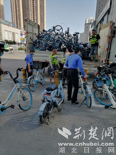 襄阳城管开展共享单车整治行动