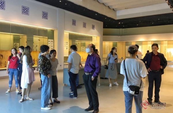 《施增鸿彝汉双文书法作品展》在云南楚雄州博物馆开展