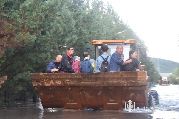 台风致内涝 哈尔滨消防成功疏散转移54名被困群众