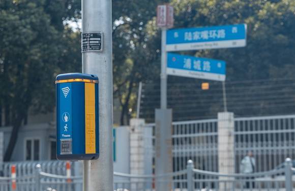 行人主导过马路！9处新型交通信号灯组合亮相上海浦东