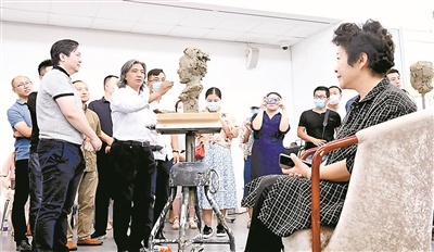 中国美术馆为优秀教师代表塑像