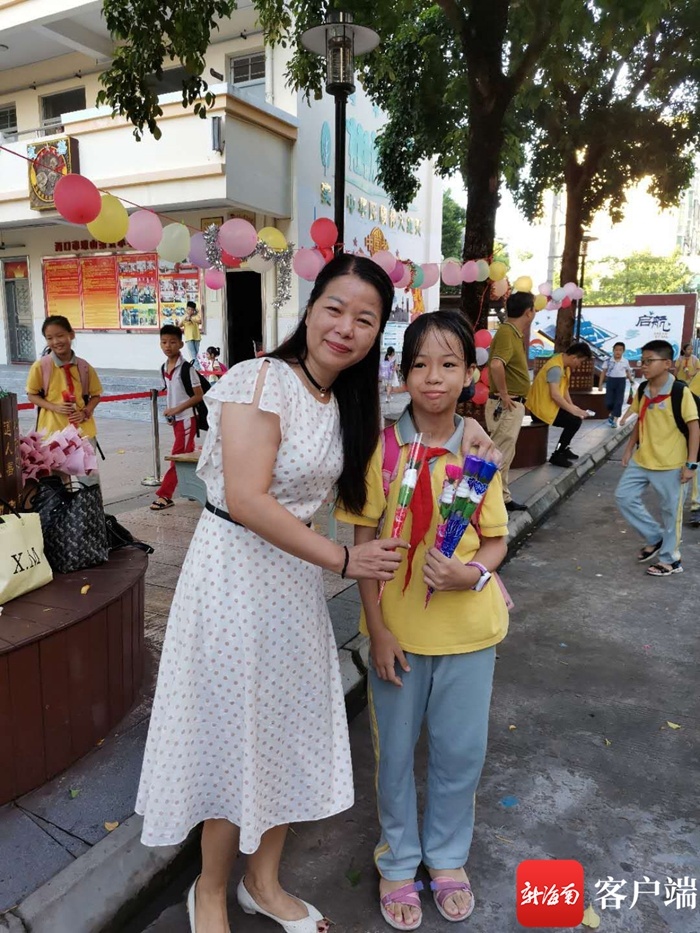 海口琼山五小学生为老师送上鲜花 以报老师教育之恩