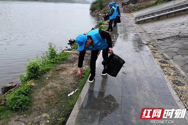 麻阳县烟草局开展“助力河长制争当护河员”活动
