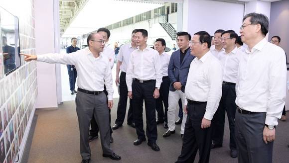 李强调研上海这家龙头标杆车企，育新机开新局要把牢这些关键