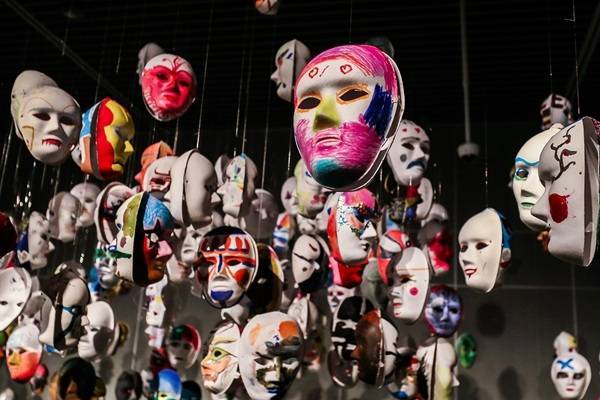 一次展览看尽3000张不同“面孔” 2020国际创意面具跨界艺术展开展
